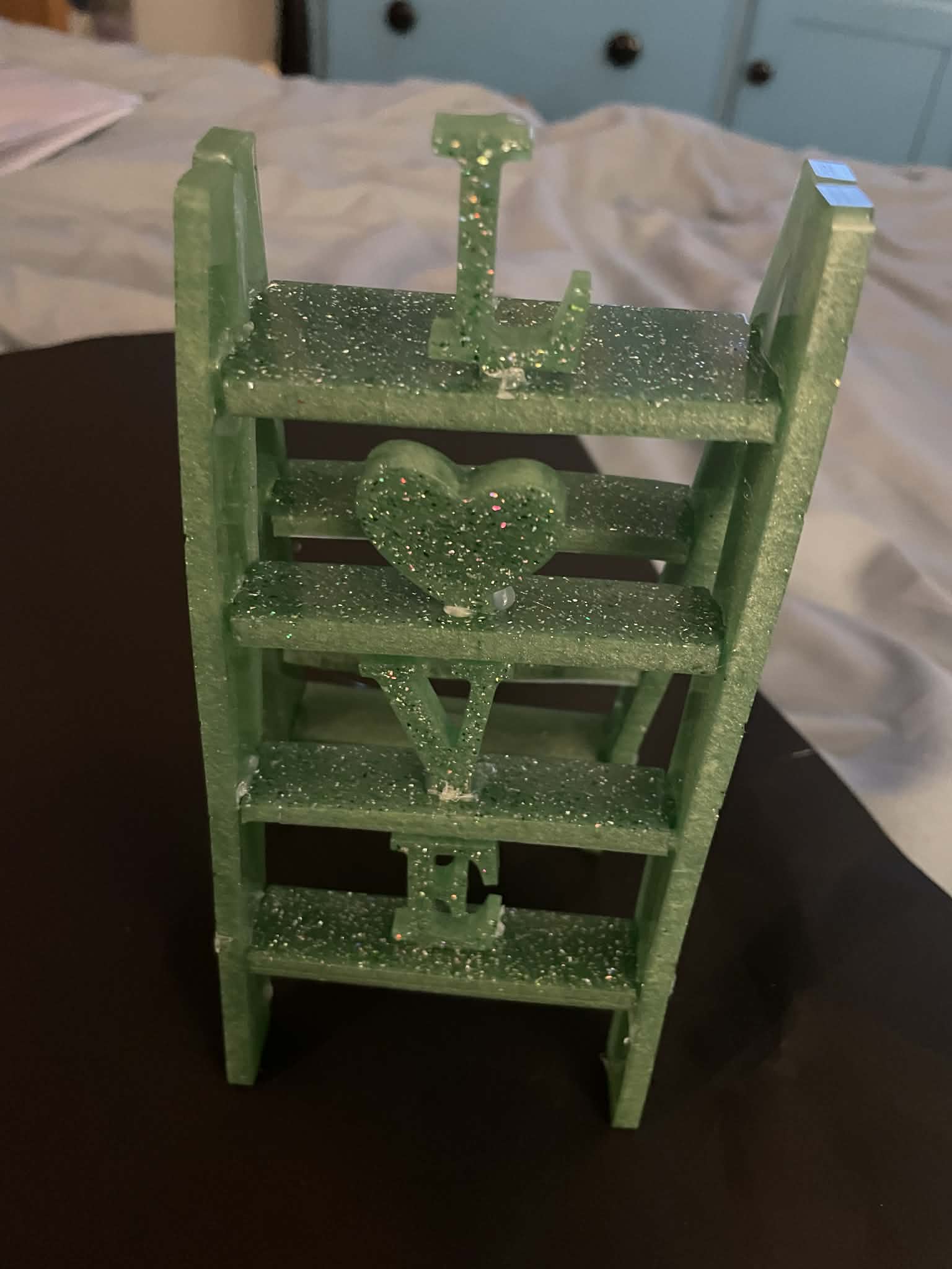 Petite échelle décoratrice avec le mot love